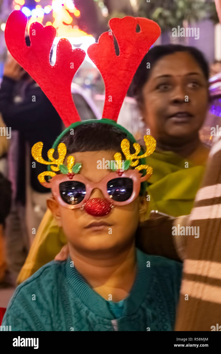 Jeune fille,habillé,avec des cornes de cerf de virginie, Kolkata,fête de Noël,sur la rue Park ,l'Inde. Banque D'Images