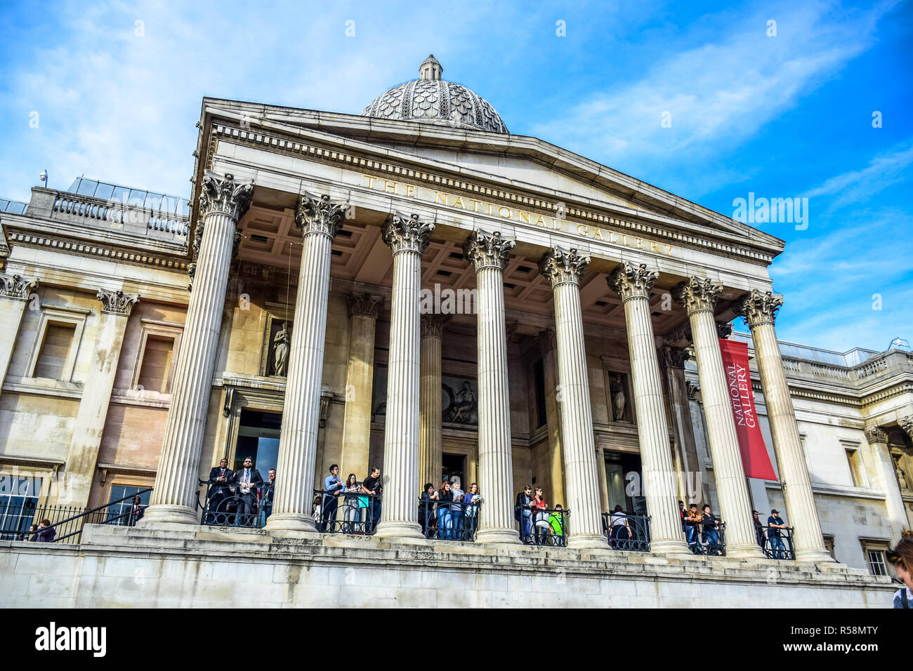 Les touristes traîner à l'entrée du musée National Gallery à Trafalgar Square dans la ville de Westminster, Londres, Angleterre, Royaume-Uni Banque D'Images