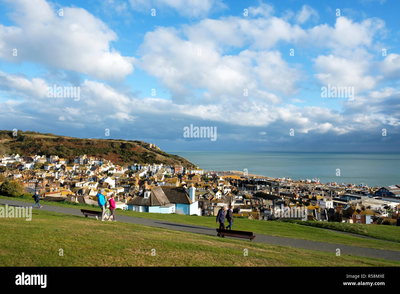 Les promeneurs à flâner sur la colline ouest Hastings, en fin d'après-midi d'octobre le soleil au début de l'hiver, East Sussex, UK Banque D'Images