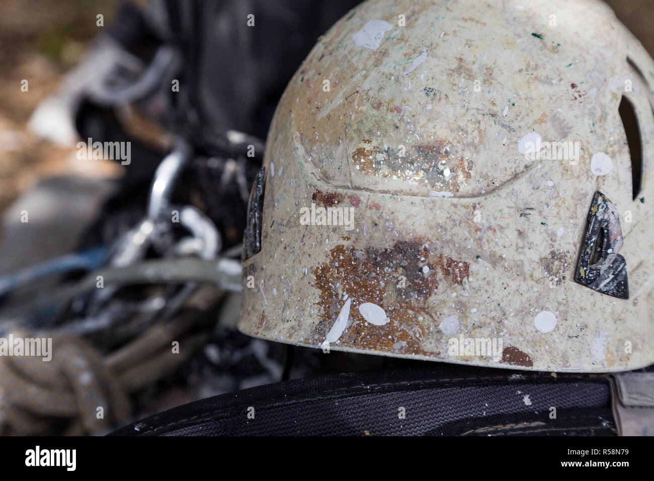 Casque avec cordes et d'outils à l'industrie de l'alpinisme Banque D'Images