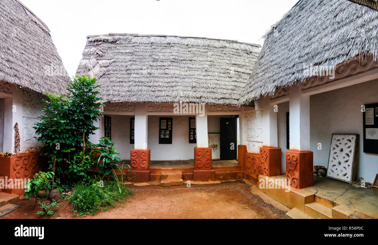 Vue de Besease Asante traditionnelles de culte à Ejisu, Kumasi, Ghana Banque D'Images