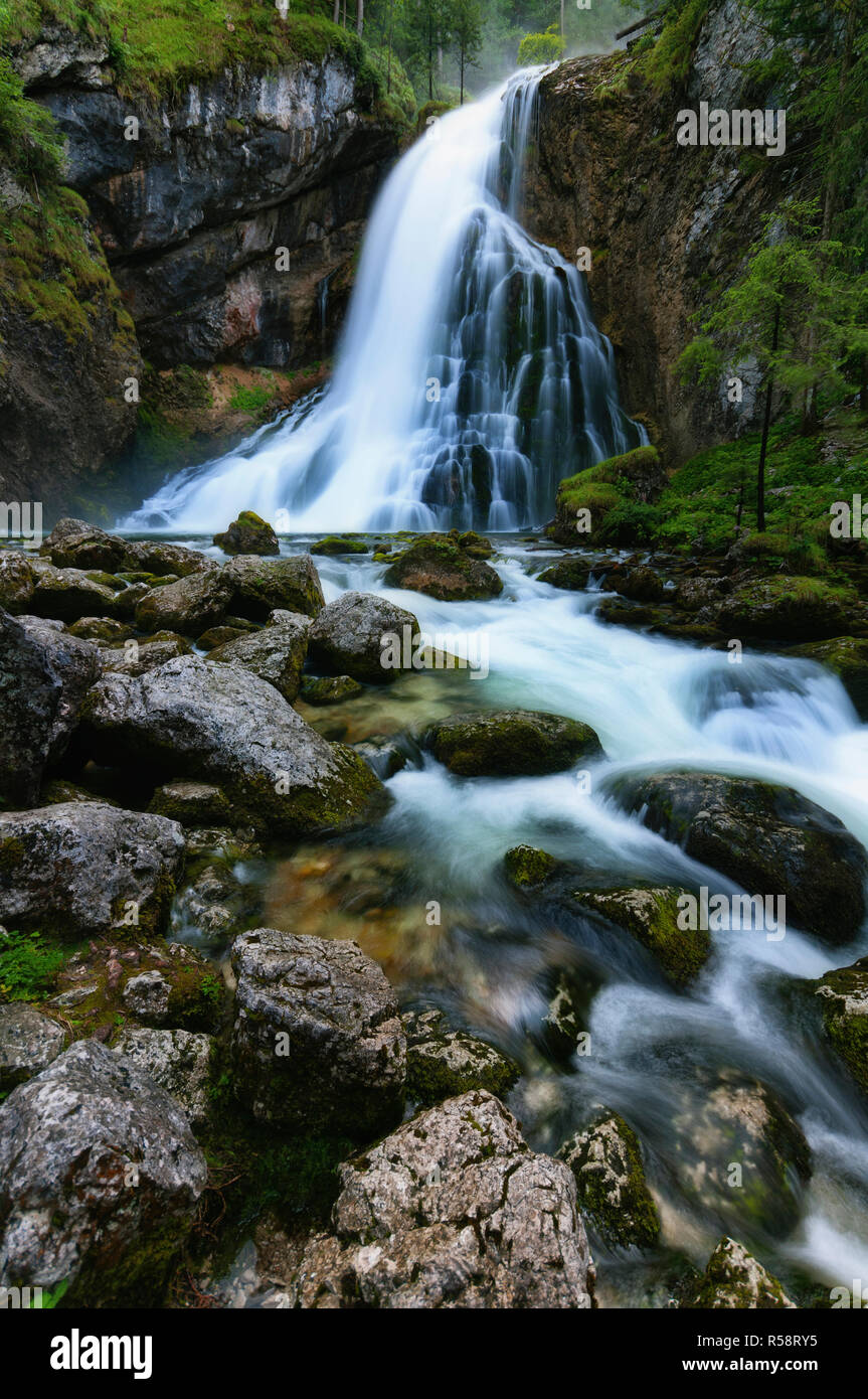 Dans la pluie, Cascade Golling Golling, Salzbourg, Autriche Banque D'Images