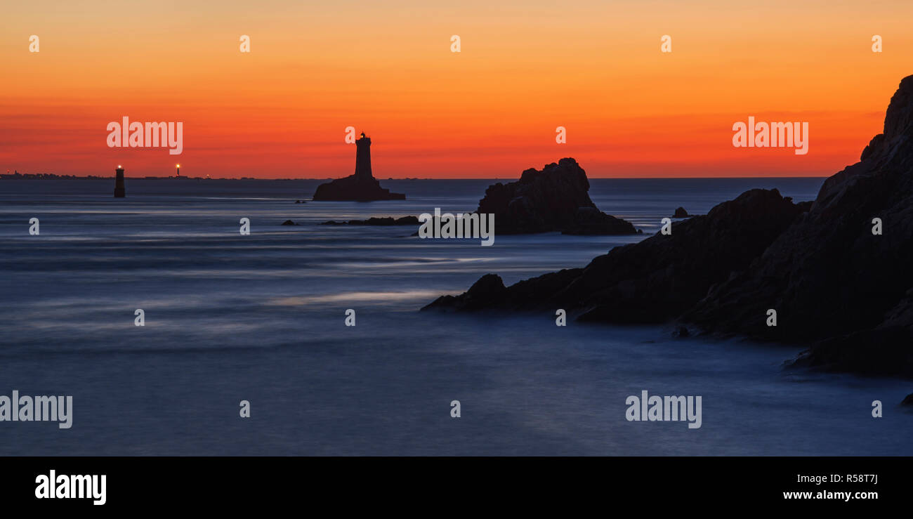 Jeu de couleurs bleu et orange avec Phare, Point du Raz, Finistère, France Banque D'Images