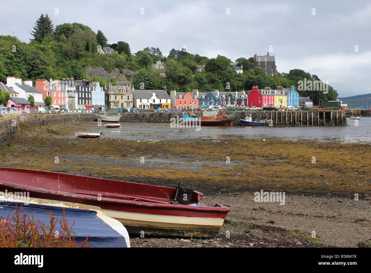 TOBERMORY, Ecosse, 27 juillet 2018 : vue sur le port et les bâtiments colorés de Tobermory à marée basse dans l'été. La ville est la capitale Banque D'Images TOBERMORY, Ecosse, 27 juillet 2018 : vue sur le port et les bâtiments colorés de Tobermory à marée basse dans l'été. La ville est la capitale Banque D'Images