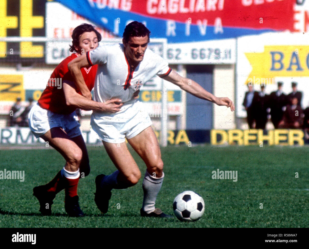 Cagliari, Amsicora Stadium, le 12 avril 1970. Avant de Cagliari 'Luigi' Gigi Riva (au premier plan) en action contre Bari's defender Pasquale Loseto (en arrière-plan) aux États-Unis au cours de Cagliari - A.S. Bari (2-0) valable pour le 28ème round du Championnat Italien 1969-70 Serie A Banque D'Images