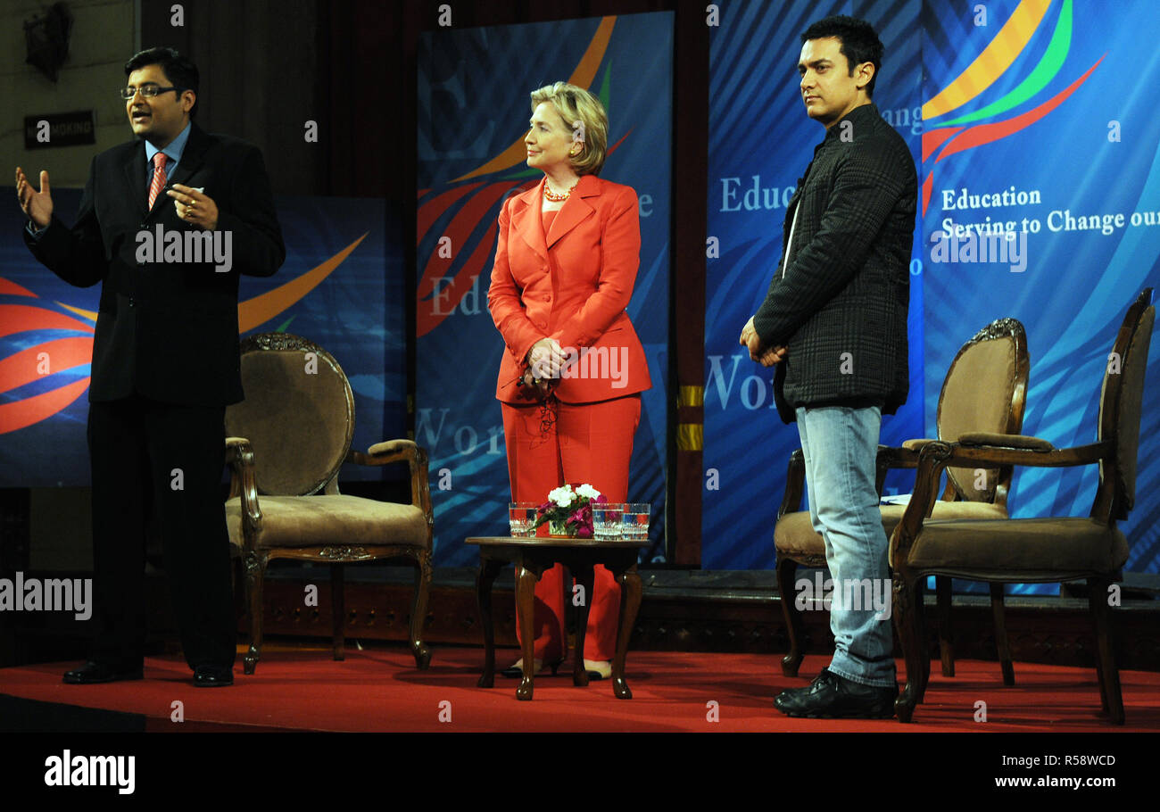 2009 - Indian News channel fois éditeur maintenant Arnab Goswami introduit la secrétaire d'Etat américaine Hillary Rodham Clinton, et la célébrité de Bollywood Aamir Khan Banque D'Images