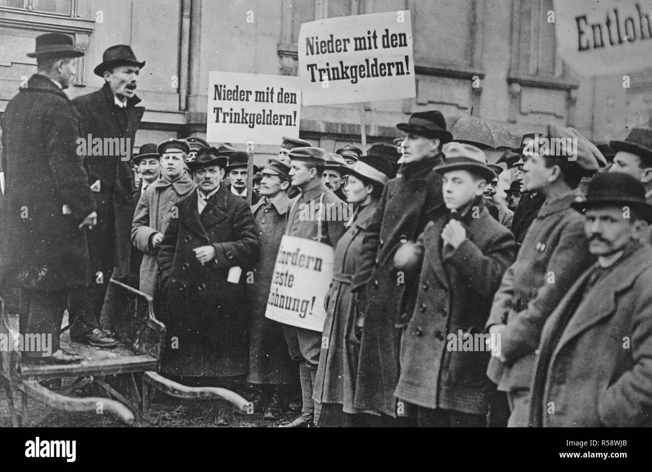La Révolution allemande - un coin de rue bolchevique, réuni à Berlin, en excitant le peuple contre 'conseils' de tous genre ca. 1919 Banque D'Images