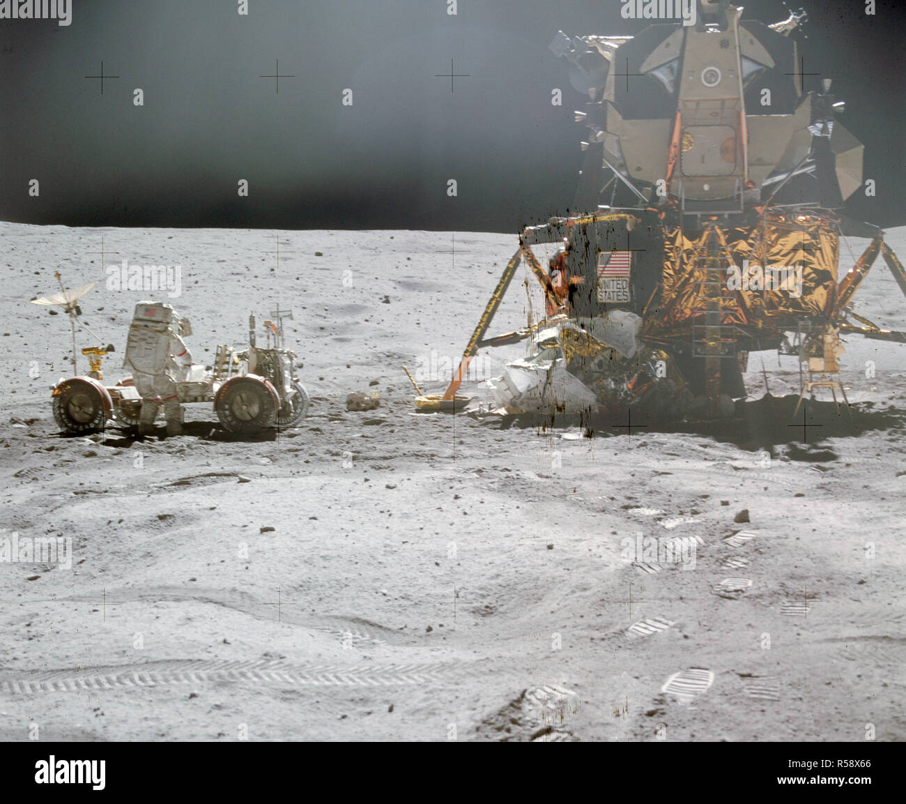 (21 avril 1972) --- L'astronaute John W. Young, commandant de la mission Apollo 16 lunar landing, travaille au Rover lunaire (LRV) juste avant le déploiement de la surface lunaire Apollo (expériences ALSEP) au cours de la première activité extravéhiculaire (EVA) le 21 avril 1972. Banque D'Images