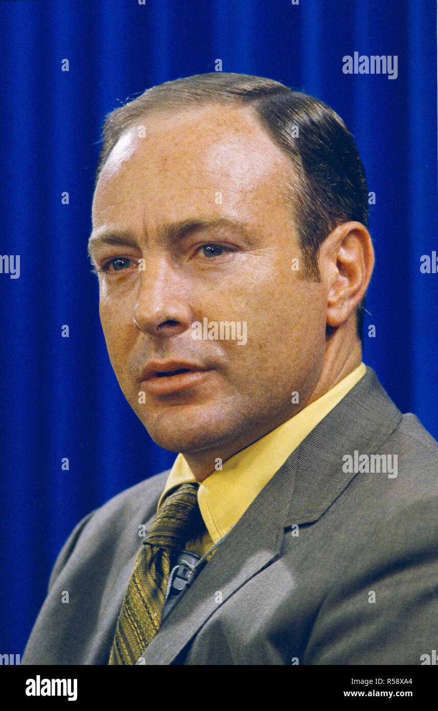 (14 juillet 1970) --- Un portrait candide en costume civil de l'astronaute Edgar D. Mitchell, pilote du module lunaire de la mission Apollo 14 lunar landing. Banque D'Images