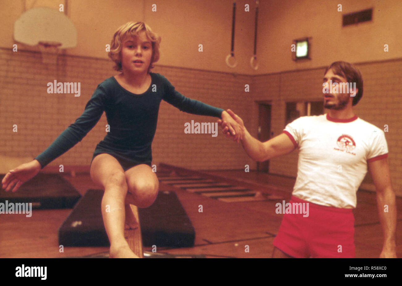 Jeune gymnaste trains dans le gymnase de la Turner Club à New Ulm, Minnesota ca. 1975 Banque D'Images