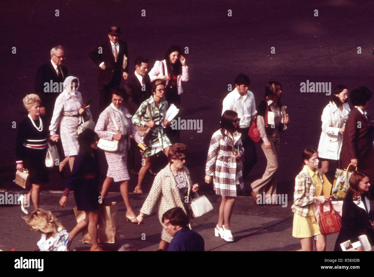 New York - les navetteurs entrant dans le terminal de ferry pour Staten Island le 05/1973 Banque D'Images