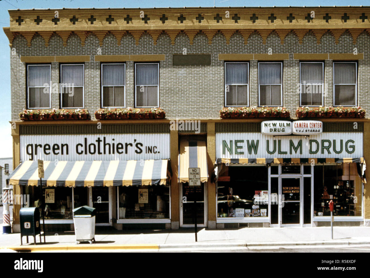 Bâtiment ancien restauré à New Ulm, Minnesota, sur la rue du Minnesota contient Green Clothiers, Inc., et le nouveau médicament Ulm ca. 1975 Banque D'Images