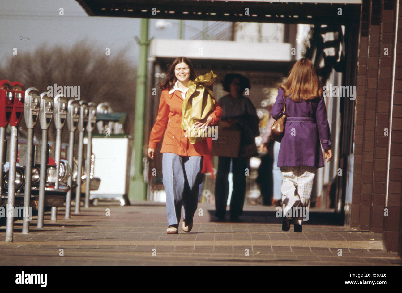 1974 - Scène de rue avec trottoir de shopping à l'automne à New Ulm Minnesota ..., 10/1974 Banque D'Images