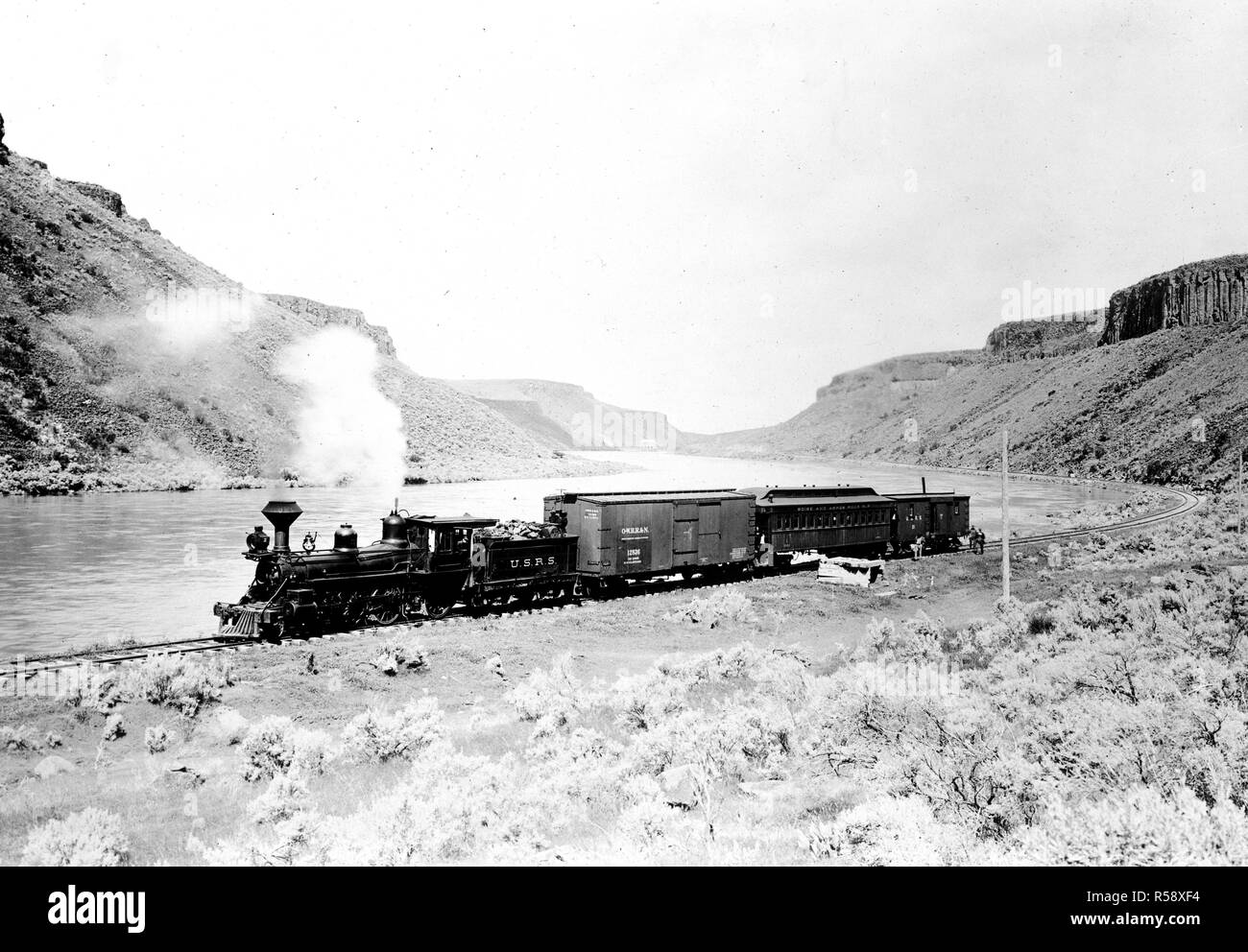 Début des années 1900 - Train de marchandises à l'Ouest américain ca. (U.S.R.S. 1913-1917 Reclamation Service américain Railroad Railroad) Banque D'Images