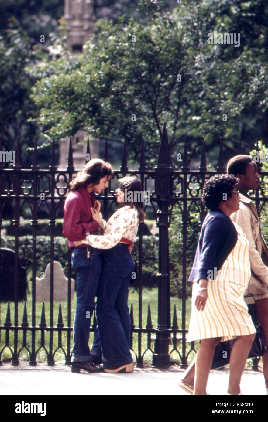 New York 1973 - printemps Lieux par la clôture extérieur de la ville historique de Trinity Church de Broadway et Wall Street, Lower Manhattan 05/1973 Banque D'Images
