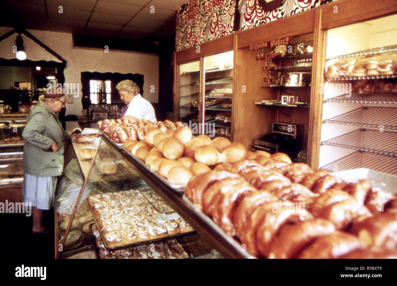 Du pain et des petits pains sont faits quotidiennement par Jim Tillman de Tillman's Bakery à New Ulm ca. 1975 Banque D'Images