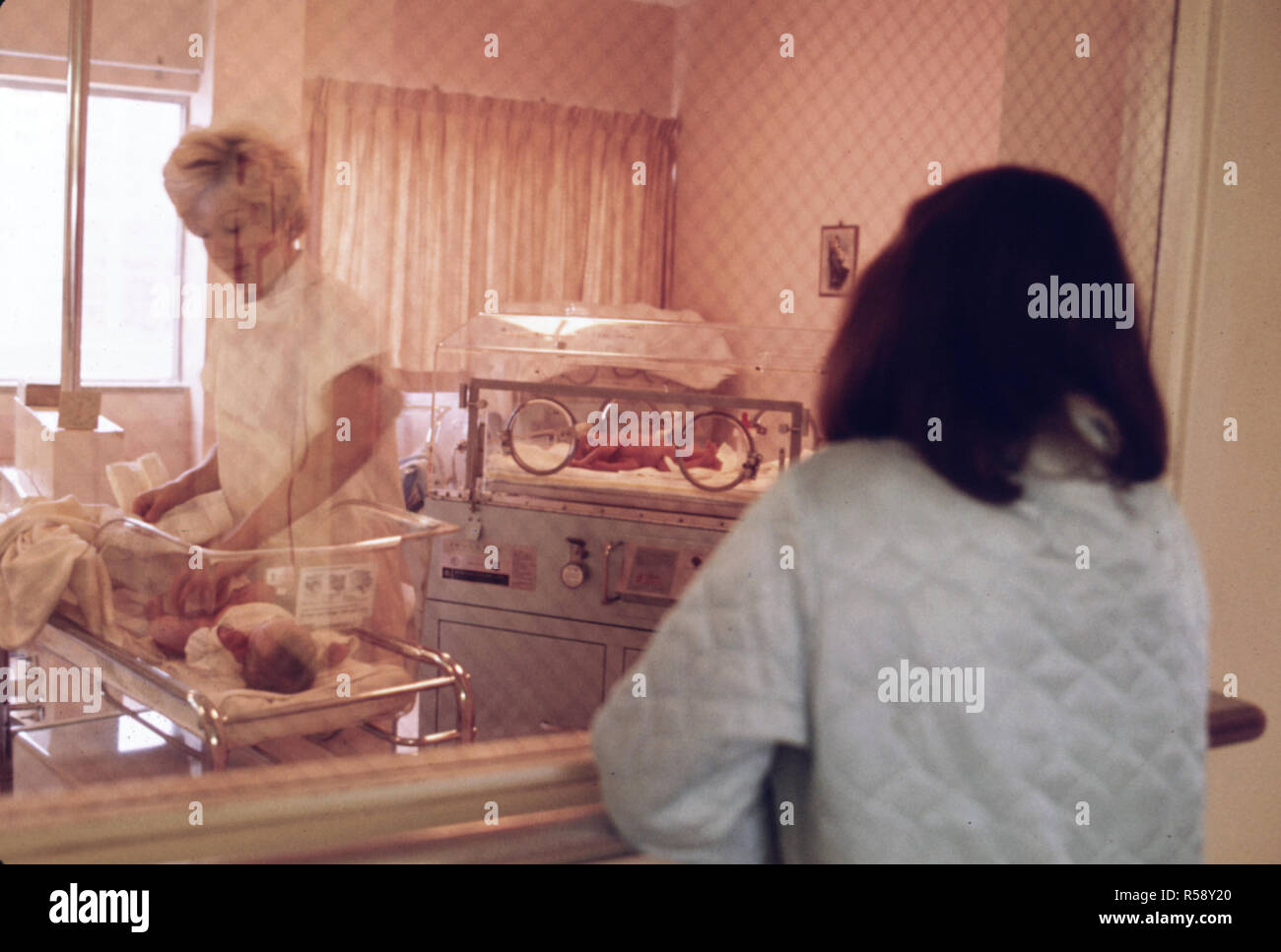 Octobre 1974 - Une nouvelle mère vues son enfant dans la pépinière de Loretto Hospital à New Ulm, Minnesota 10/1974 Banque D'Images