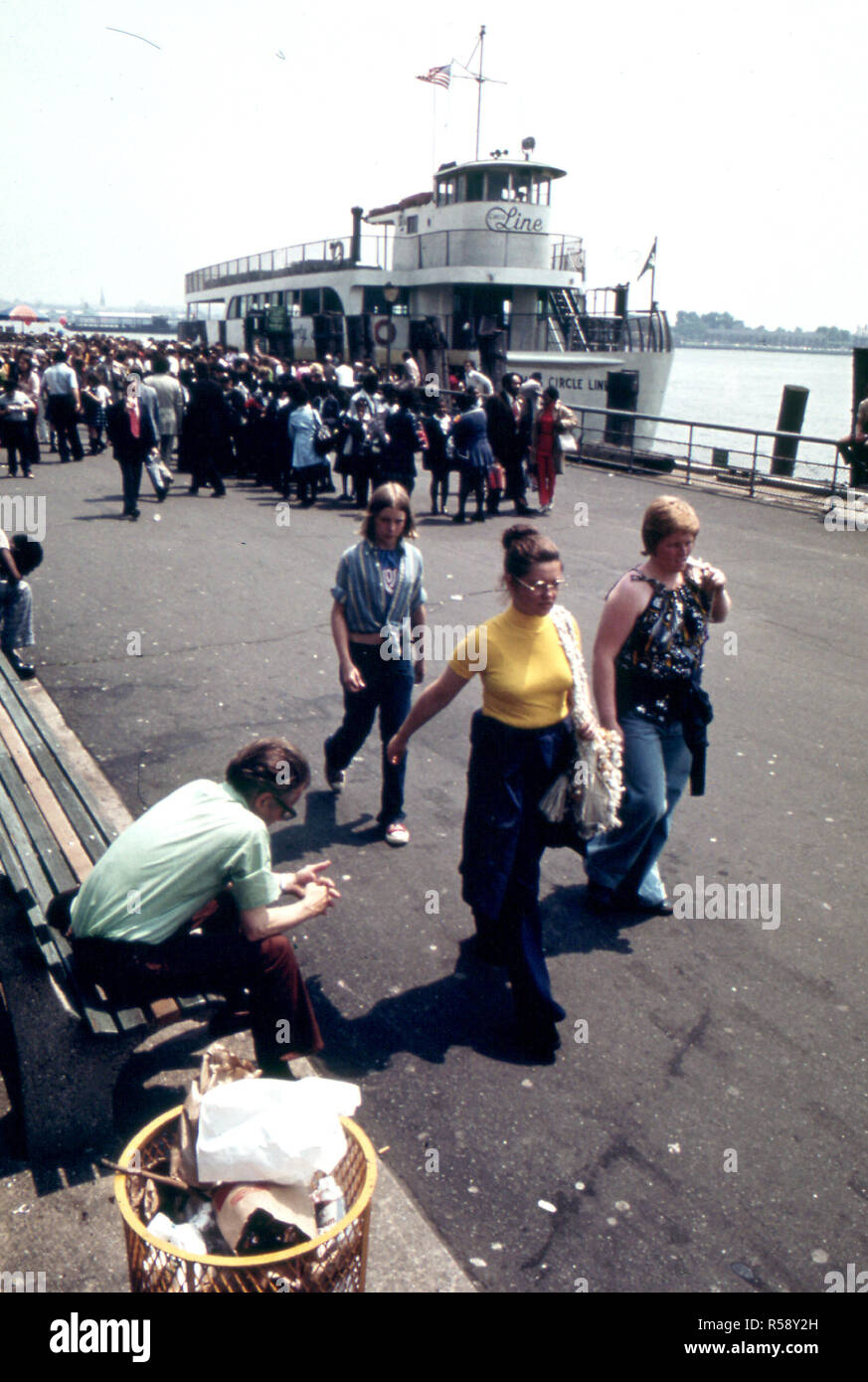 New York - Waterfront, le Lower Manhattan. Staten Island Ferry en arrière-plan 05/1973 Banque D'Images