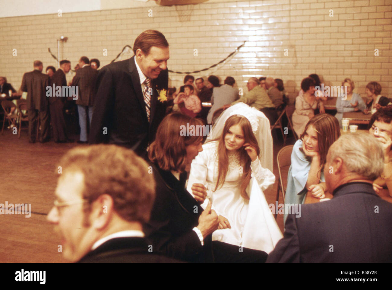 Danse de mariage qui a eu lieu dans le Gymnase Club Turner à New Ulm, Minnesota après la cérémonie à l'Église ca. 1975 Banque D'Images