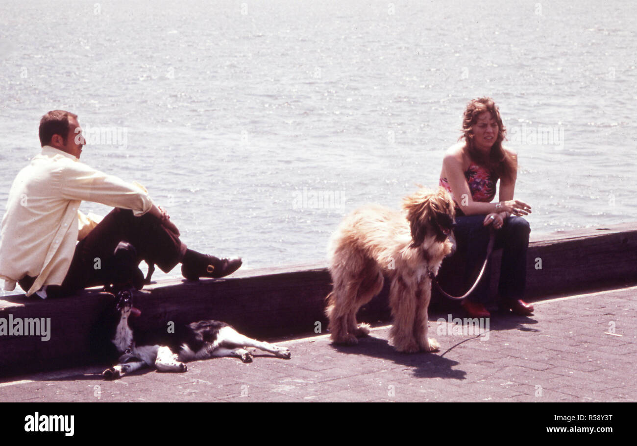 Dog Walkers reposant à Morton Street Pier sur la rivière Hudson 05/1973 Banque D'Images