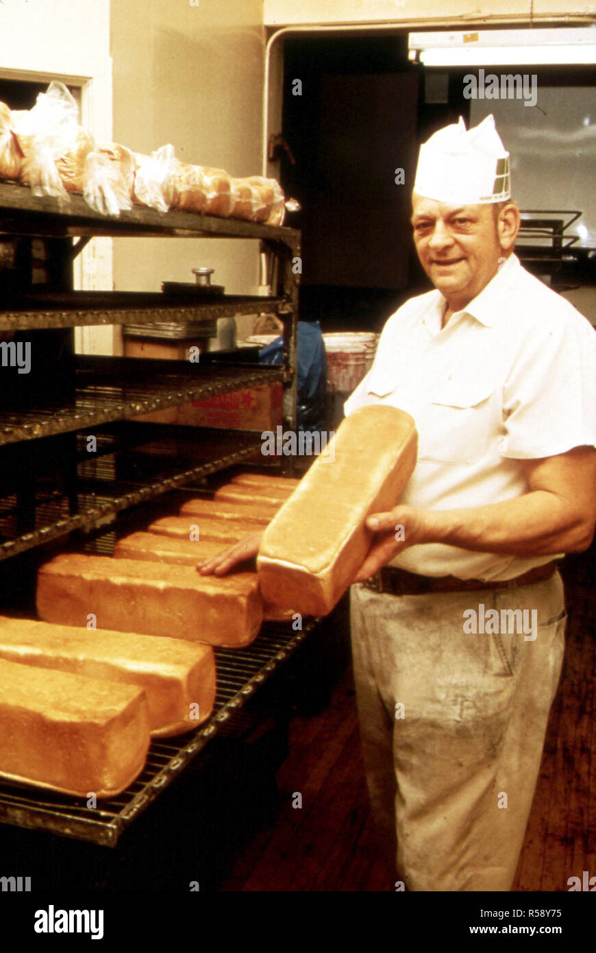 Du pain et des petits pains sont faits quotidiennement par Jim Tillman de Tillman's Bakery à New Ulm Minnesota ca. 1975 Banque D'Images