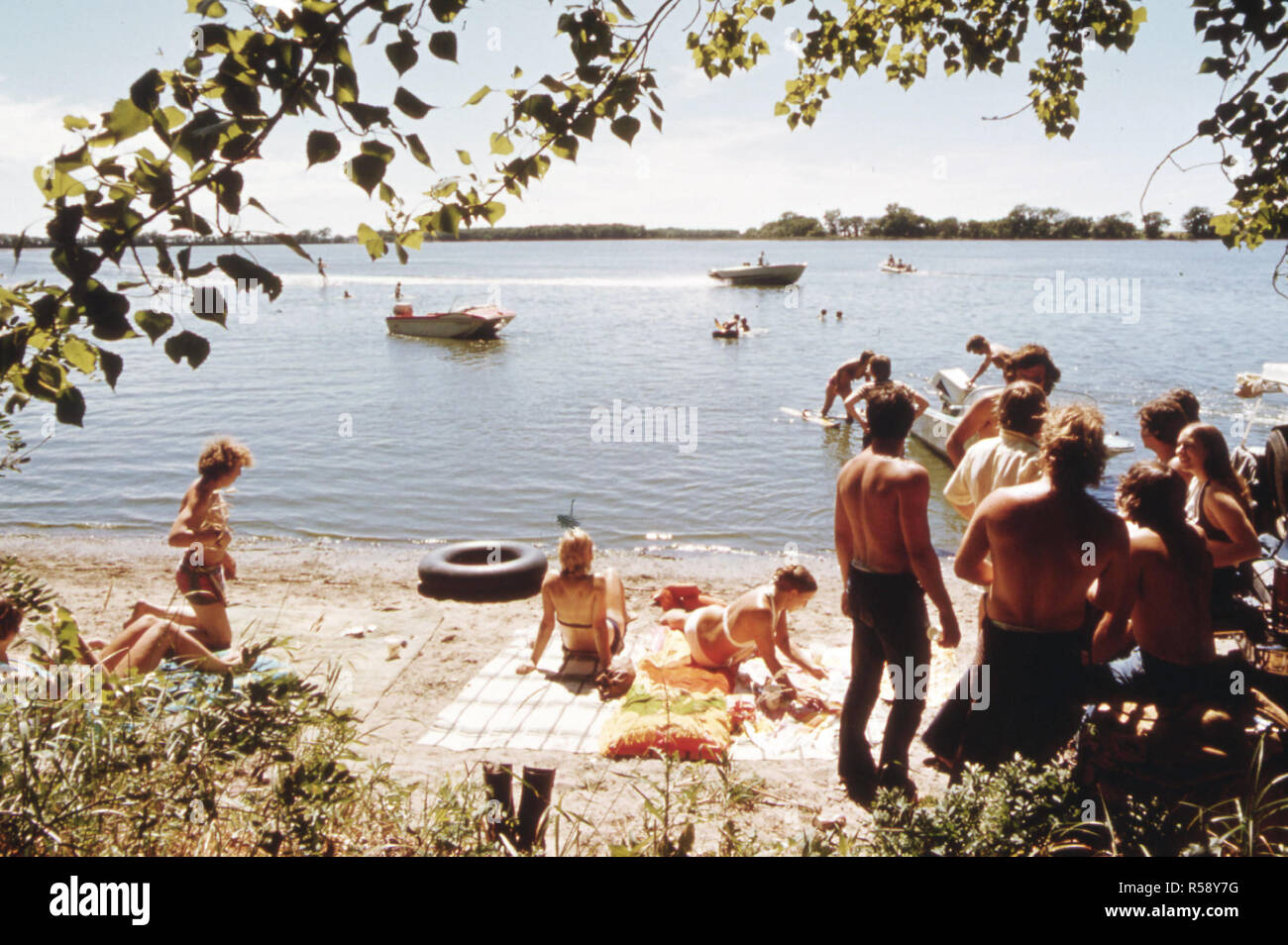 Les jeunes de New Ulm, Minnesota, passer un dimanche la natation et la navigation de plaisance au lac Clear trois milles à l'ouest de la ville, ca. 1975 Banque D'Images