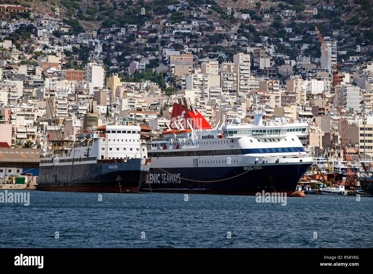 Voiture et les traversiers de passagers Aeolos & Nissos Chios amarré dans un chantier naval à Parama port de Piraeus Athens Grèce Europe Banque D'Images