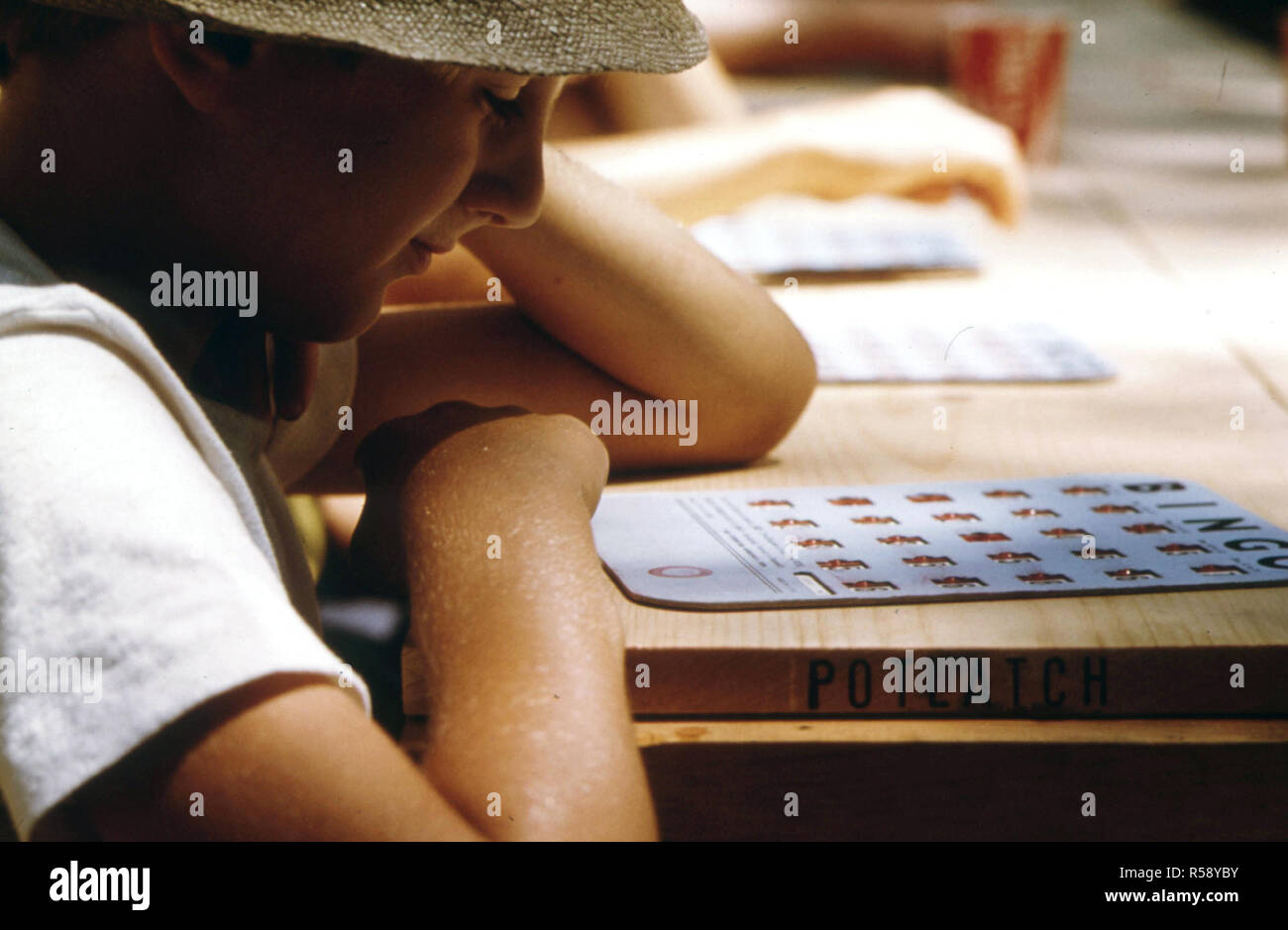 Jeune jouer au bingo au cours de l'été à New Ulm Minnesota ca. 1975 Banque D'Images