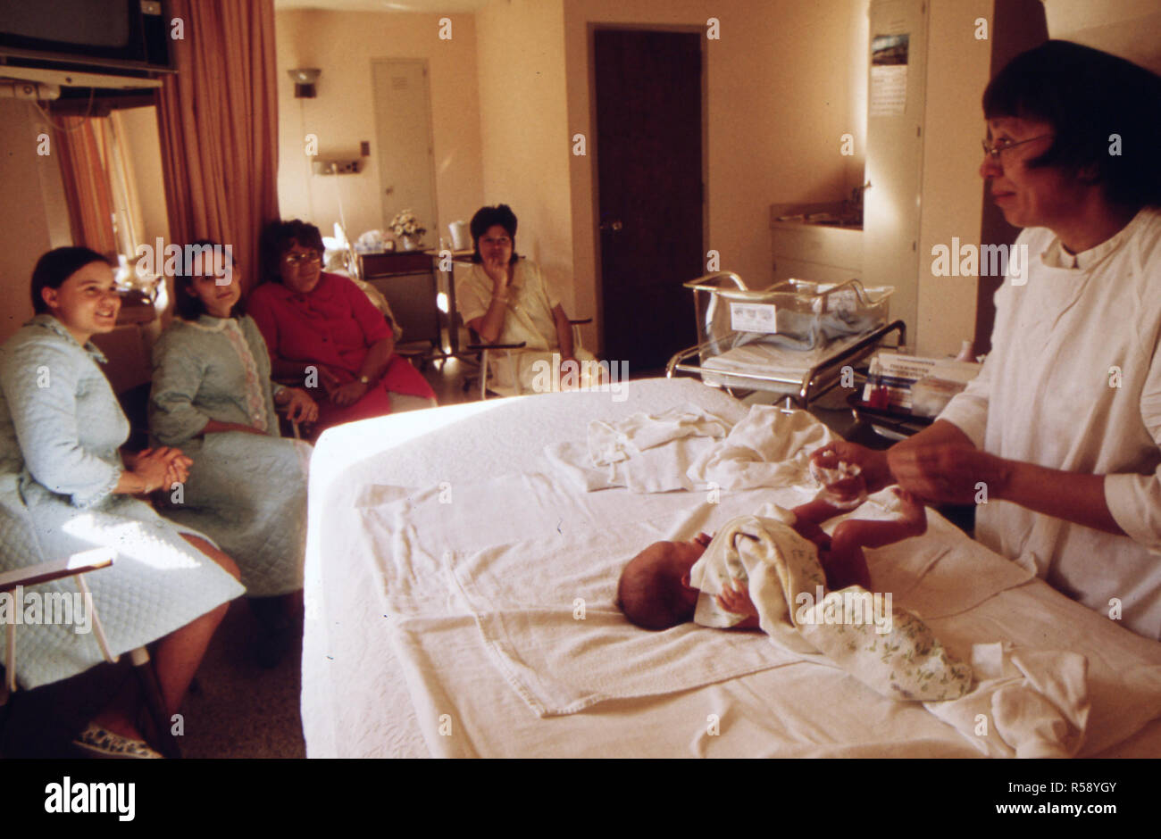 Octobre 1974 - Une classe de soin de bébé pour les femmes enceintes et accouchées à Loretto Hospital à New Ulm, Minnesota. Banque D'Images