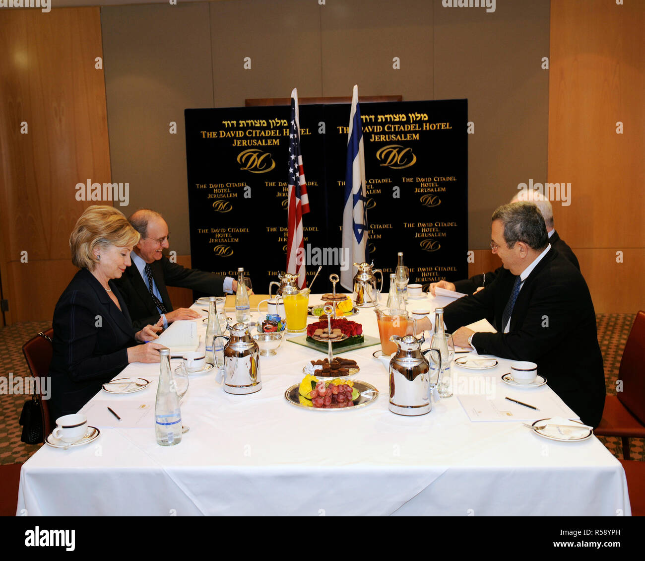 La secrétaire d'Etat américaine Hillary Rodham Clinton et l'Envoyé spécial américain pour le Moyen-Orient George J. Mitchell rencontrer Ministre israélien de la Défense Ehud Barak à Jérusalem Banque D'Images La secrétaire d'Etat américaine Hillary Rodham Clinton et l'Envoyé spécial américain pour le Moyen-Orient George J. Mitchell rencontrer Ministre israélien de la Défense Ehud Barak à Jérusalem Banque D'Images