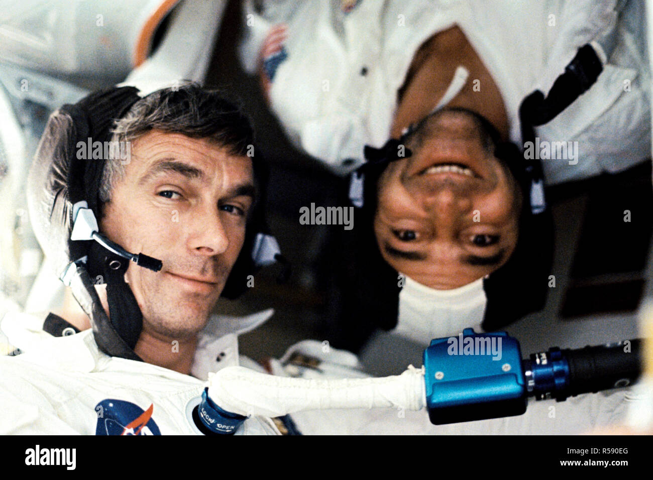 (7-19 déc.) 1972 --- scientifique-astronaute Harrison H. Schmitt 'Jack', pilote du module lunaire, a pris cette photographie de ses deux collègues, les hommes d'équipage dans des conditions de gravité zéro à bord du vaisseau spatial Apollo 17 lors de la dernière mission de l'alunissage d'Apollo de la NASA dans le programme. Banque D'Images