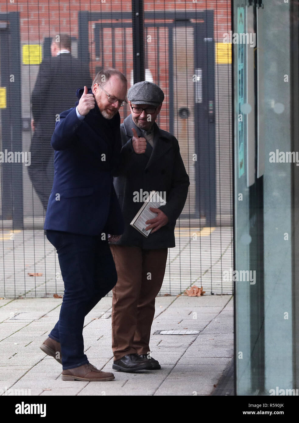 Les journalistes Barry McCaffrey (droite) et Trevor Birney arrivent à la station de police de Musgrave à Belfast pour les questions sur le vol de l'Ombudsman de la Police de la documentation sur les Loughinisland massacre. Banque D'Images