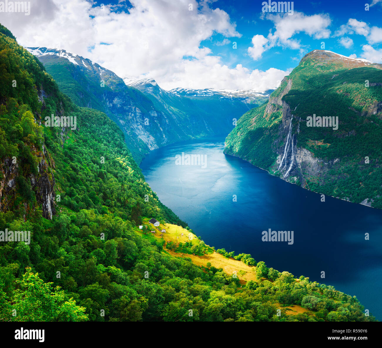 Vue imprenable sur Sunnylvsfjorden fjord et célèbre sept Sœurs cascades, près de village de Geiranger dans l'ouest de la Norvège. Banque D'Images