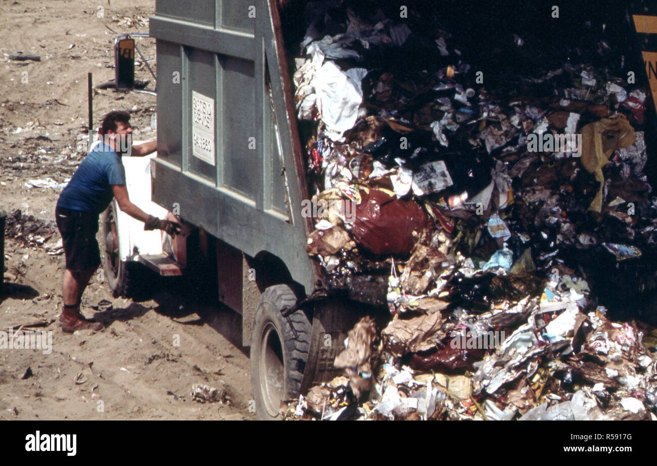 1973 - Camion Poubelle à Croton Décharge le long de la rivière Hudson 08/1973 Banque D'Images