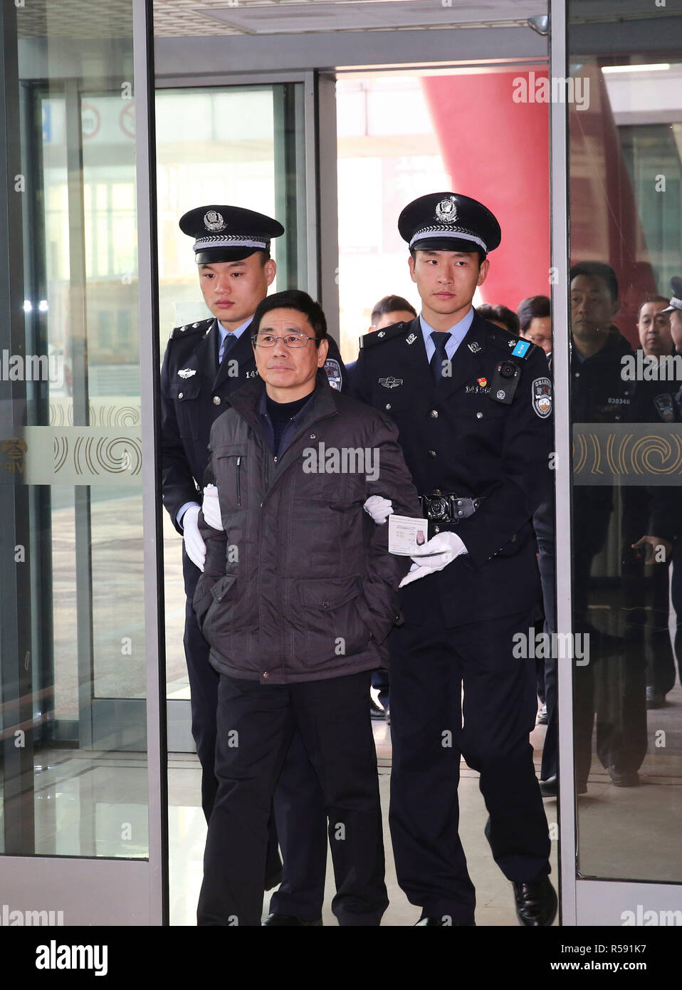 (181130) -- BEIJING, 30 novembre 2018 (Xinhua) -- Yao Jinqi est escorté par la police à l'Aéroport International de la Capitale à Beijing, capitale de Chine, le 30 novembre 2018. Yao Jinqi, un devoir et suspect du crime ancien chef adjoint de Xinchang County dans l'est de la Chine, la Province de Zhejiang, a été extradé vendredi vers la Chine à partir de la Bulgarie. Yao, qui ont fui à l'étranger en décembre 2005, est devenu le premier ancien fonctionnaire Chine extradé d'un État membre de l'UE. Coordonné par un bureau chargé de la récupération des ressources et de rapatriement fugitives centrale de Chine dans le cadre de la lutte contre la corruption, le groupe de coordination On a aussi la firs Banque D'Images