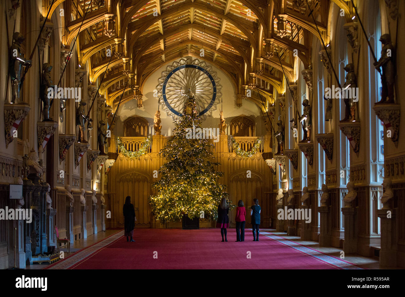 Windsor, Royaume-Uni. 30 novembre, 2018. Les appartements d'État au château de Windsor, ont été décorées avec des arbres de Noël scintillant et lumières de Noël. Vu ici dans le magnifique St George's Hall un superbe 20ft Nordmann sapin de Windsor Great Park vêtus de dorures. Un arbre de Noël 15ft apparaît également dans le Crimson Salle de dessin. Credit : Mark Kerrison/Alamy Live News Banque D'Images