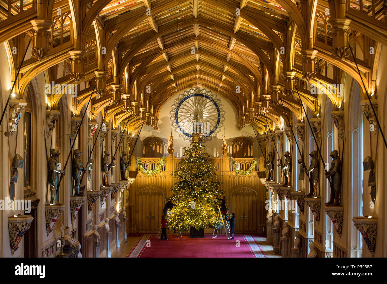 Windsor, Royaume-Uni. 30 novembre, 2018. Les appartements d'État au château de Windsor, ont été décorées avec des arbres de Noël scintillant et lumières de Noël. Vu ici dans le magnifique St George's Hall un superbe 20ft Nordmann sapin de Windsor Great Park vêtus de dorures. Un arbre de Noël 15ft apparaît également dans le Crimson Salle de dessin. Credit : Mark Kerrison/Alamy Live News Banque D'Images