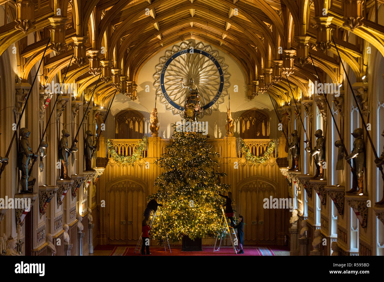 Windsor, Royaume-Uni. 30 novembre, 2018. Les appartements d'État au château de Windsor, ont été décorées avec des arbres de Noël scintillant et lumières de Noël. Vu ici dans le magnifique St George's Hall un superbe 20ft Nordmann sapin de Windsor Great Park vêtus de dorures. Un arbre de Noël 15ft apparaît également dans le Crimson Salle de dessin. Credit : Mark Kerrison/Alamy Live News Banque D'Images