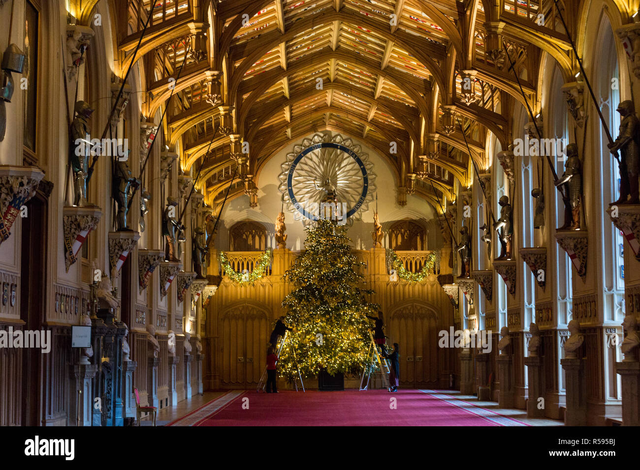 Windsor, Royaume-Uni. 30 novembre, 2018. Les appartements d'État au château de Windsor, ont été décorées avec des arbres de Noël scintillant et lumières de Noël. Vu ici dans le magnifique St George's Hall un superbe 20ft Nordmann sapin de Windsor Great Park vêtus de dorures. Un arbre de Noël 15ft apparaît également dans le Crimson Salle de dessin. Credit : Mark Kerrison/Alamy Live News Banque D'Images