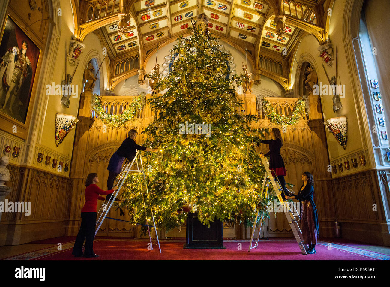 Windsor, Royaume-Uni. 30 novembre, 2018. Les appartements d'État au château de Windsor, ont été décorées avec des arbres de Noël scintillant et lumières de Noël. Vu ici dans le magnifique St George's Hall un superbe 20ft Nordmann sapin de Windsor Great Park vêtus de dorures. Un arbre de Noël 15ft apparaît également dans le Crimson Salle de dessin. Credit : Mark Kerrison/Alamy Live News Banque D'Images