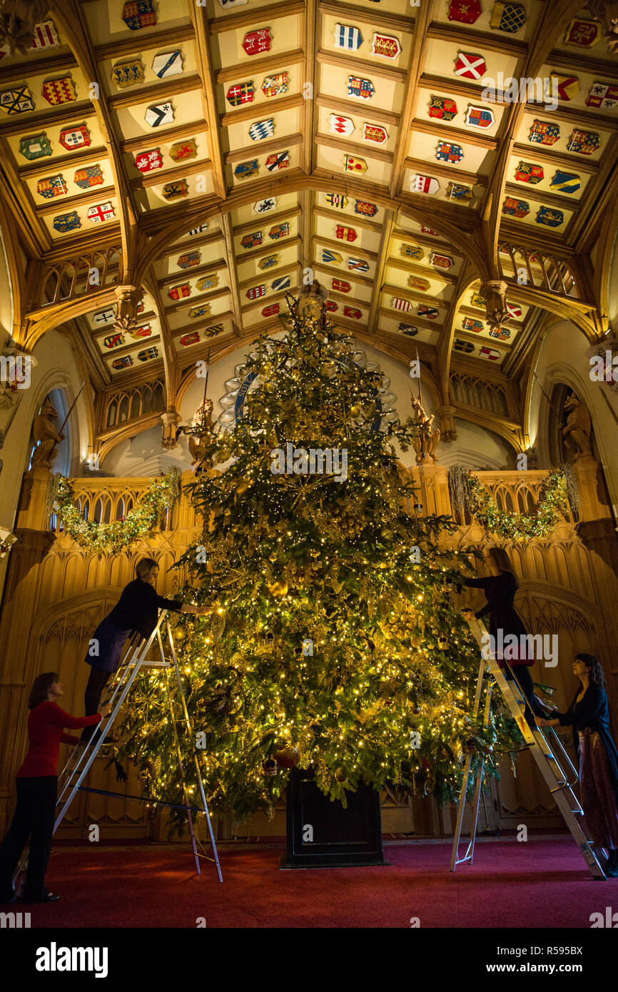 Windsor, Royaume-Uni. 30 novembre, 2018. Les appartements d'État au château de Windsor, ont été décorées avec des arbres de Noël scintillant et lumières de Noël. Vu ici dans le magnifique St George's Hall un superbe 20ft Nordmann sapin de Windsor Great Park vêtus de dorures. Un arbre de Noël 15ft apparaît également dans le Crimson Salle de dessin. Credit : Mark Kerrison/Alamy Live News Banque D'Images