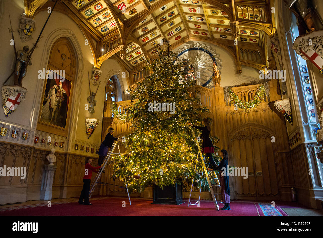 Windsor, Royaume-Uni. 30 novembre, 2018. Les appartements d'État au château de Windsor, ont été décorées avec des arbres de Noël scintillant et lumières de Noël. Vu ici dans le magnifique St George's Hall un superbe 20ft Nordmann sapin de Windsor Great Park vêtus de dorures. Un arbre de Noël 15ft apparaît également dans le Crimson Salle de dessin. Credit : Mark Kerrison/Alamy Live News Banque D'Images
