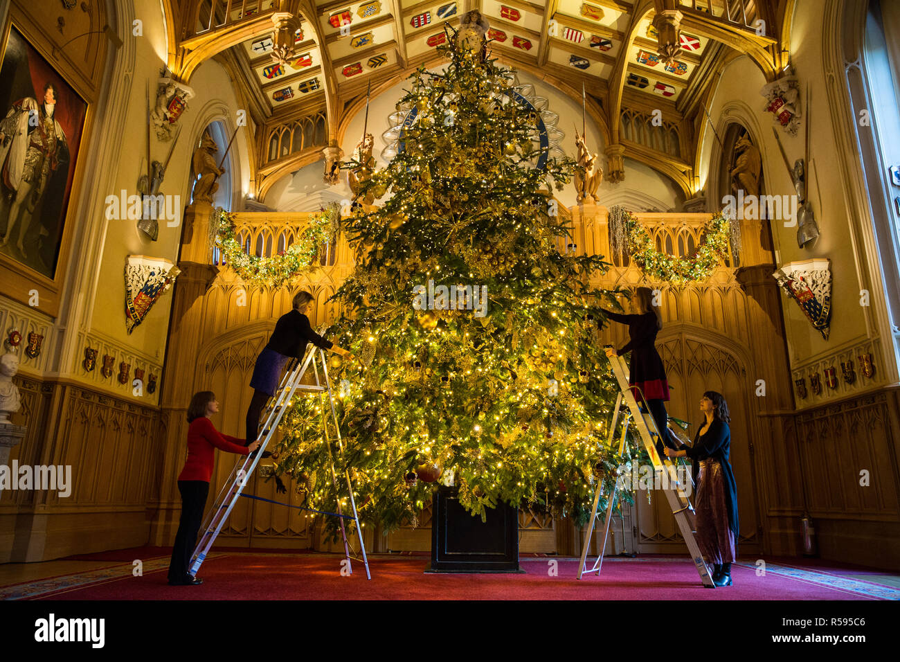 Windsor, Royaume-Uni. 30 novembre, 2018. Les appartements d'État au château de Windsor, ont été décorées avec des arbres de Noël scintillant et lumières de Noël. Vu ici dans le magnifique St George's Hall un superbe 20ft Nordmann sapin de Windsor Great Park vêtus de dorures. Un arbre de Noël 15ft apparaît également dans le Crimson Salle de dessin. Credit : Mark Kerrison/Alamy Live News Banque D'Images