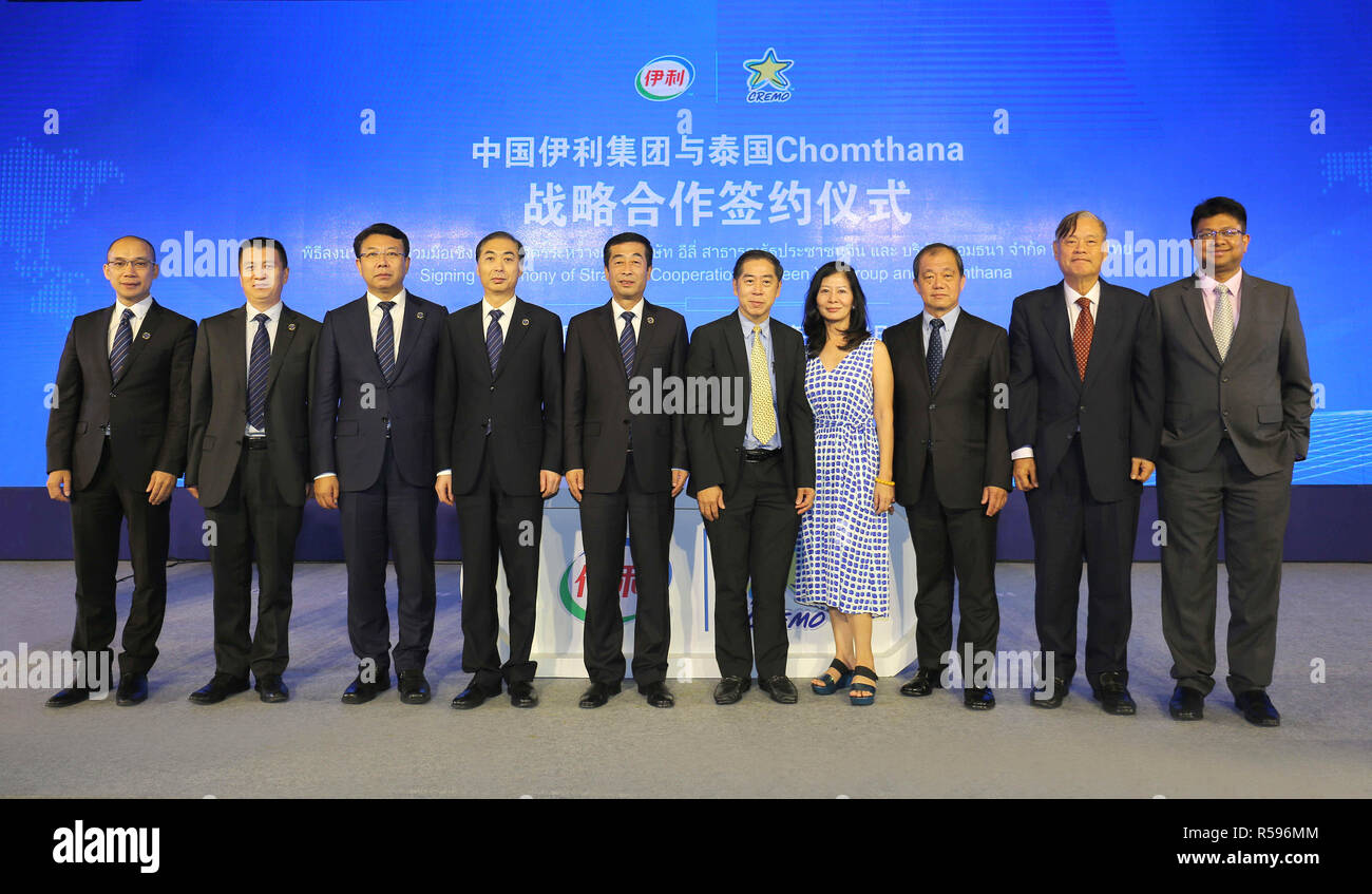 Bangkok. 30Th Nov, 2018. Des représentants de poser pour des photos lors de la cérémonie de signature de la coopération stratégique entre Groupe Yili et Chomthana à Bangkok, Thaïlande, le 29 novembre 2018. Des produits laitiers de la Chine Groupe Yili géant a annoncé jeudi qu'il avait fallu plus Chomthana Co. Ltd, la plus grande entreprise de crème glacée, d'accélérer son rythme de going global. Source : Xinhua/Alamy Live News Banque D'Images