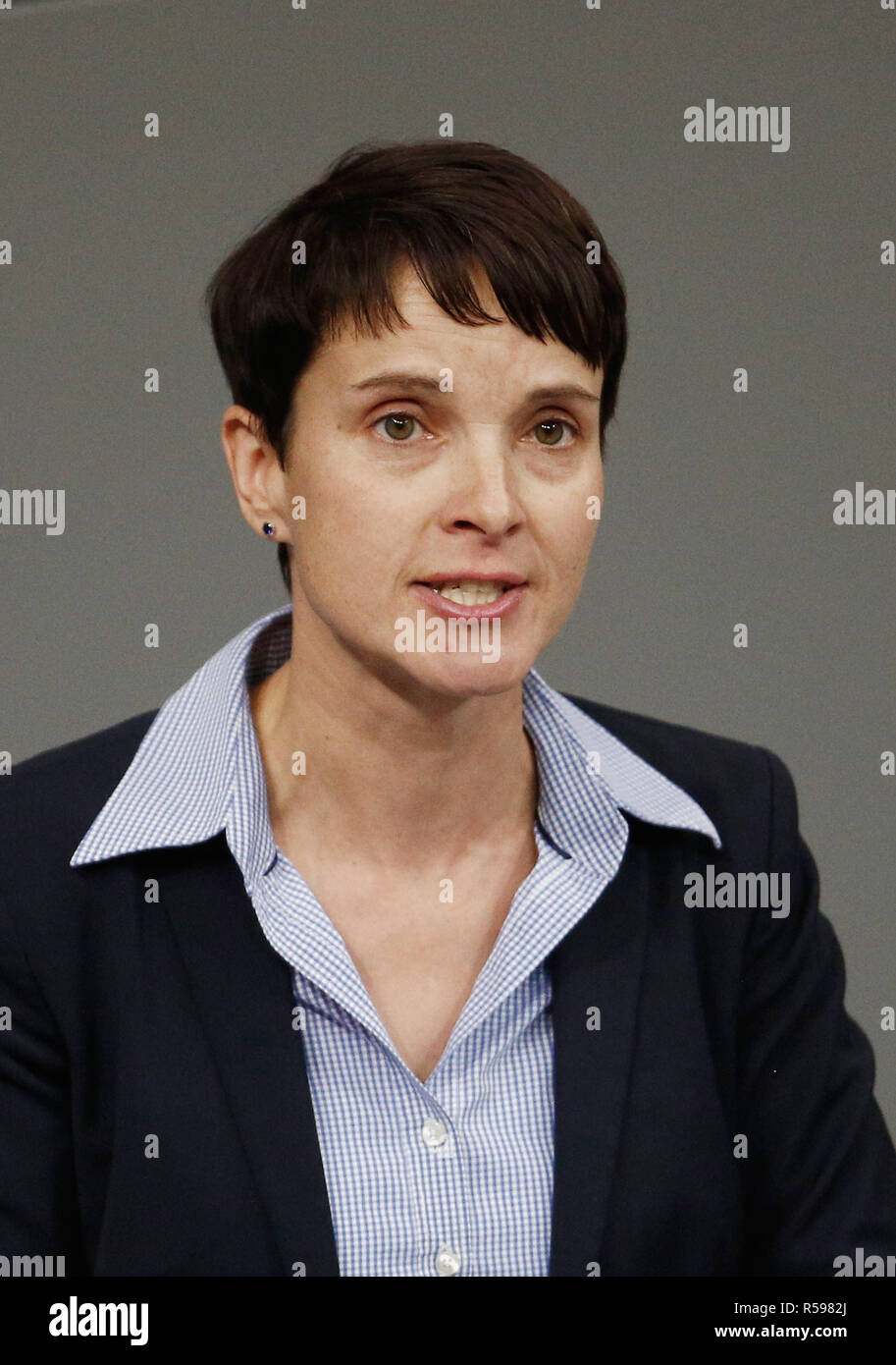 Berlin, Allemagne. 30Th Nov, 2018. Frauke Petry (Non-inscrits) parle dans le débat sur le salaire minimum légal dans le Bundestag allemand. Crédit : Carsten Koall/dpa/Alamy Live News Banque D'Images