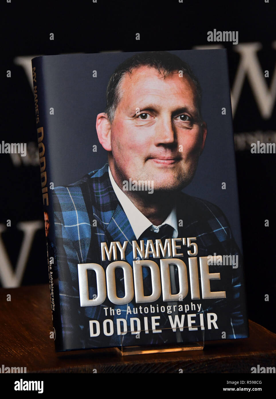 Londres, Royaume-Uni. 30Th Nov, 2018. Doddie Weir, ancien joueur de Rugby signe des exemplaires de son autobiographie, mon nom'5 Doddie, Waterstones à MarketDoddie Leadenhall Weir, ancien joueur de Rugby signe des exemplaires de son autobiographie, mon nom'5 Doddie, Waterstones à MarketDoddie Leadenhall Weir, ancien joueur de Rugby signe des exemplaires de son autobiographie, mon nom'5 Doddie Waterstones, Leadenhall Market Crédit : Nils Jorgensen/Alamy Live News Banque D'Images