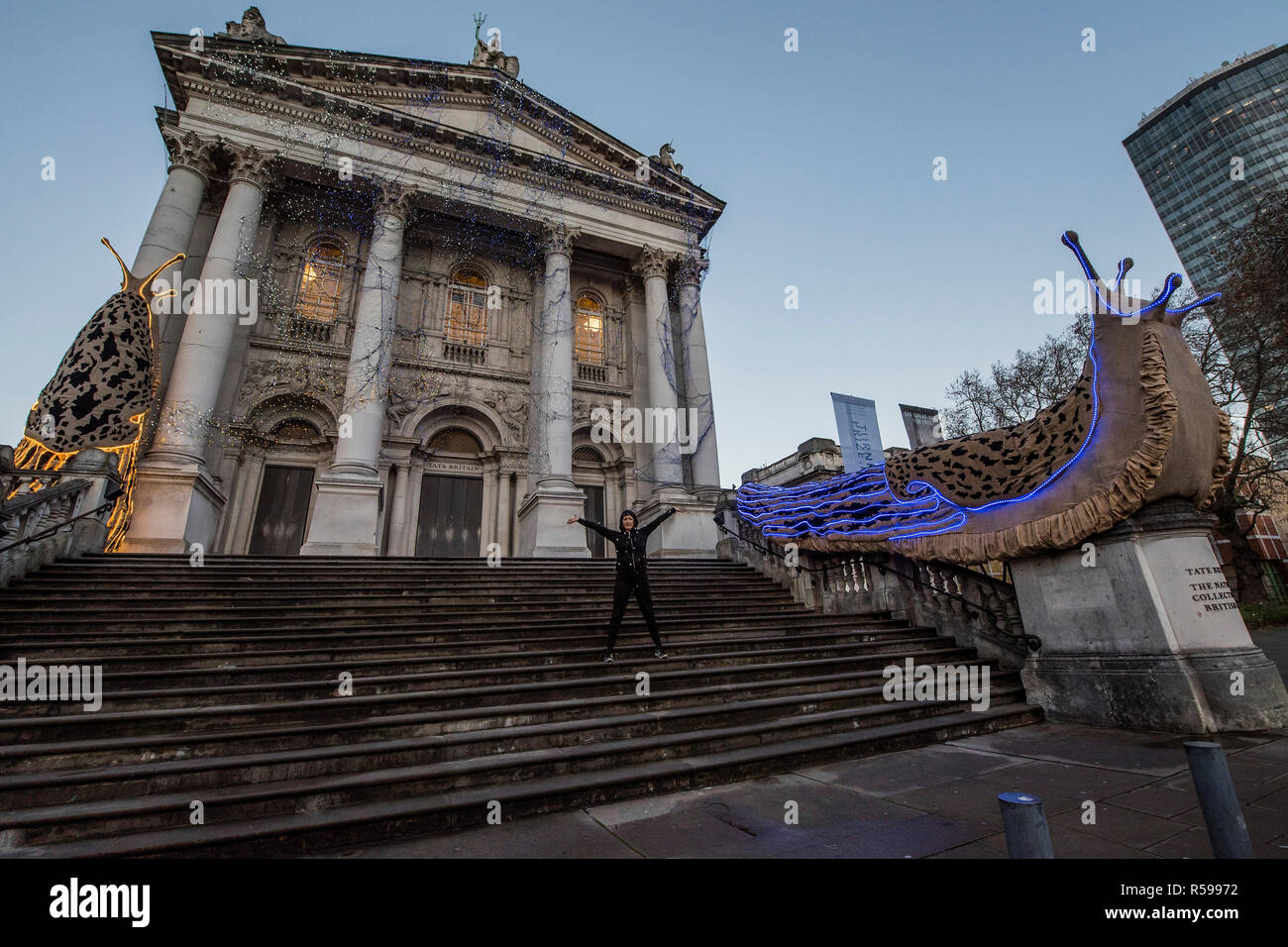 Londres, Royaume-Uni. 30Th Nov 2018. La Tate Britain Commission d'hiver, mis au point par le Prix Turner nommé artiste Monster Chetwynd (photo). L'artiste, autrefois connu sous le nom de 'Marvin Gaye' et 'Spartacus', a transformé la Tate Britain's façade néo-classique inspiré par le solstice d'hiver, avec un affichage clair et des éléments de la sculpture pour marquer la saison d'hiver. Il sera mis en marche tous les jours entre 05:00-00:00, à partir du 1er décembre 2018 - 28 février 2019. Crédit : Guy Bell/Alamy Live News Banque D'Images