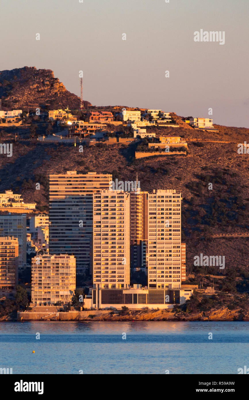 Les deux tours blanc connu comme Gemlos 28 dans le quartier Punta Lisera  donnant sur la plage de Levante de Benidorm devront bientôt être démoli,  avec un plan qui doit être formulée