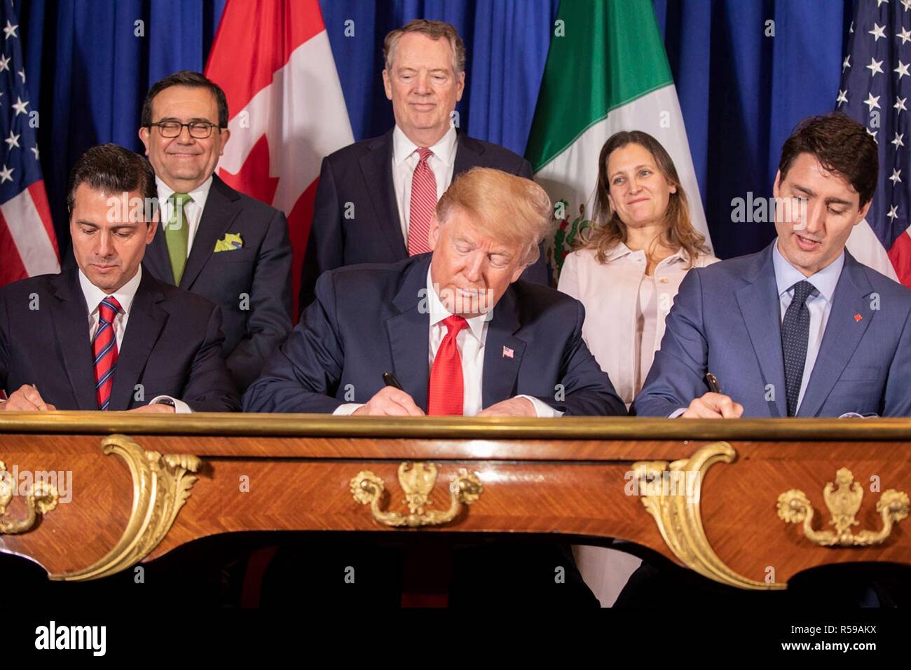 Le Président américain Donald Trump, centre, le premier ministre du Canada, Justin Trudeau, à droite, et le président mexicain Enrique Pena Neto, gauche, au cours de la cérémonie de signature de l'ALÉNA nouveau commerce appelé USMCA 30 novembre 2018 à Buenos Aires, Argentine. Banque D'Images