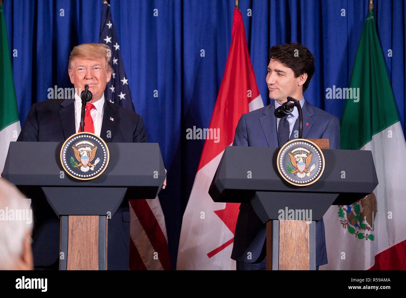 Le Président américain Donald Trump, à gauche, et le premier ministre du Canada, Justin Trudeau lors de la conférence de presse suivant la signature de l'ALÉNA nouveau commerce appelé USMCA 30 novembre 2018 à Buenos Aires, Argentine. Banque D'Images